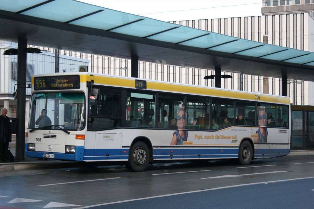 SWS 706 (SG SW 118) mit Werbung fr Erdgas.
Aufgenommen am ZOB Solingen Stadtmitte am 21.11.2009.