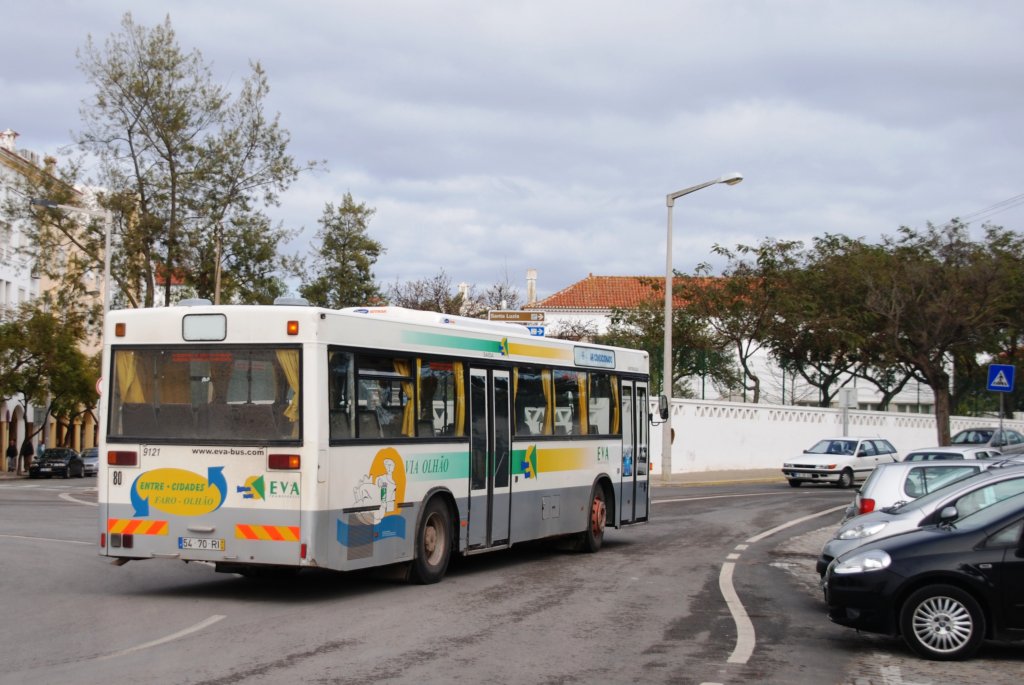 TAVIRA (Distrito de Faro), 17.02.2010, ein Bus der regionalen Busgesellschaft EVA hat soeben die Haltestelle am Bahnhof verlassen