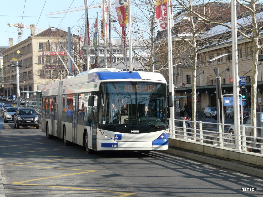 tl - Hess Swisstrolley BGT-N2C Nr.858 unterwegs auf der Linie 3 in der Stadt Lausanne am 16.02.2013