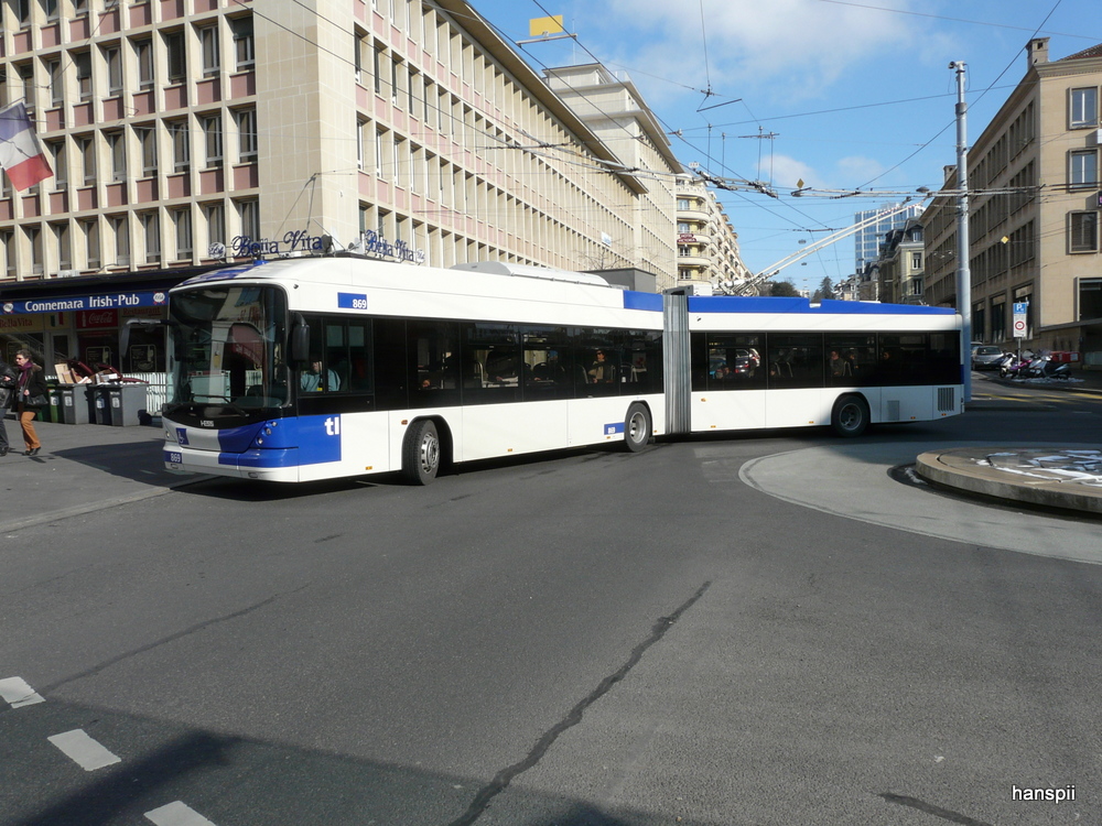 tl - Hess Swisstrolley BGT-N2C Nr.869 unterwegs auf der Linie 21 in der Stadt Lausanne am 16.02.2013
