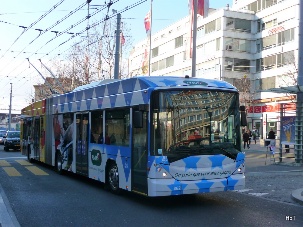 TL - Hess-Swisstrolley BGT-N2C Nr.862 unterwegs vor dem Bahnhof in der Stadt Lausanne am 22.01.2011