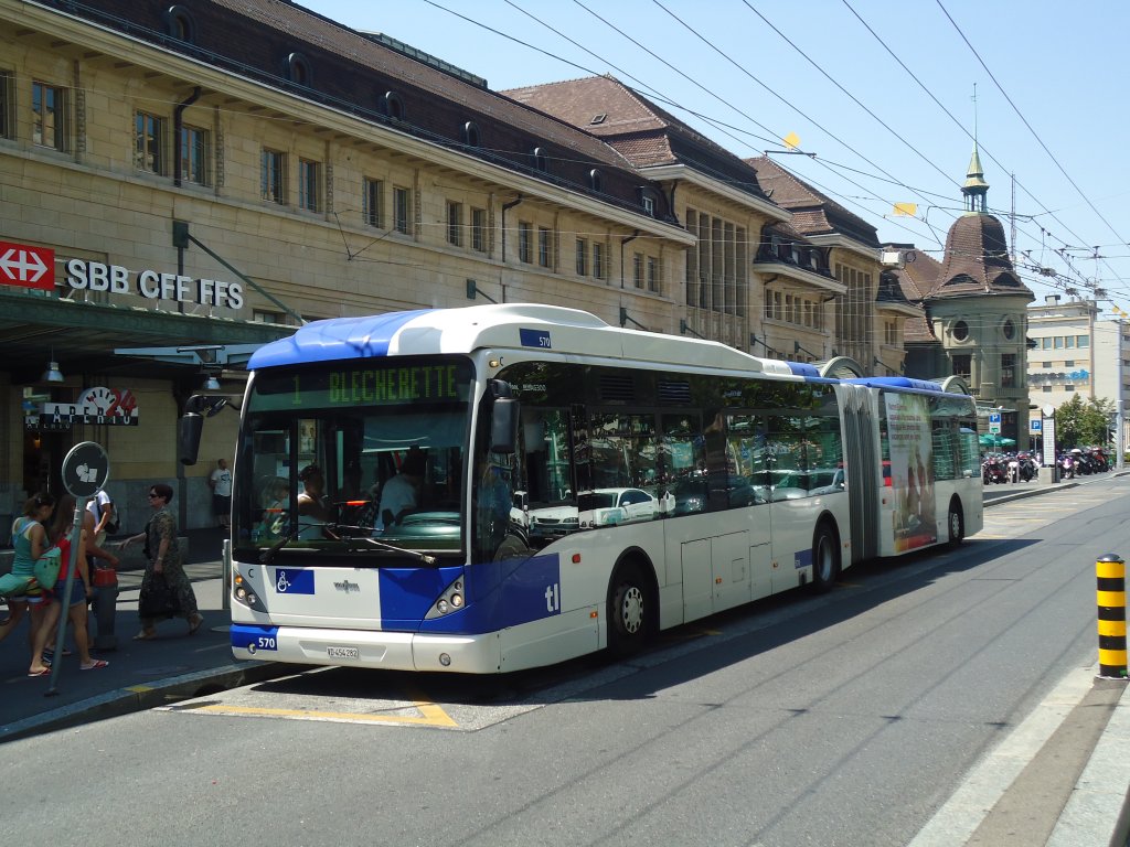 TL Lausanne - Nr. 570/VD 454'282 - Van Hool am 12. Juli 2011 beim Bahnhof Lausanne