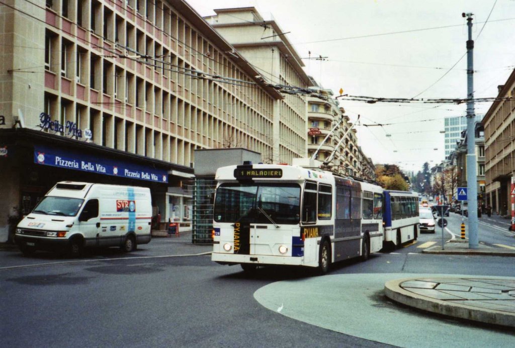 TL Lausanne Nr. 728 FBW/Hess Trolleybus am 19. November 2009 Lausanne, Bahnhof (mit Werbung fr den Nachtbus  Pyjama )