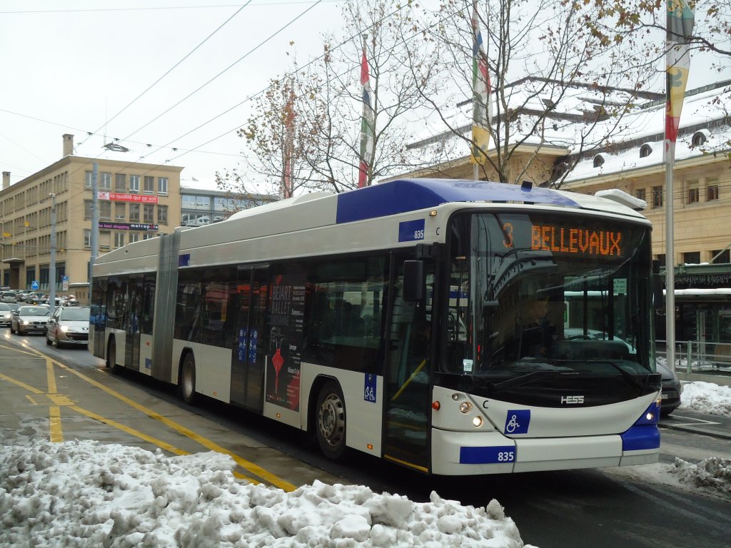 TL Lausanne Nr. 835 Hess/Hess Gelenktrolleybus am 5. Dezember Lausanne, Bahnhof