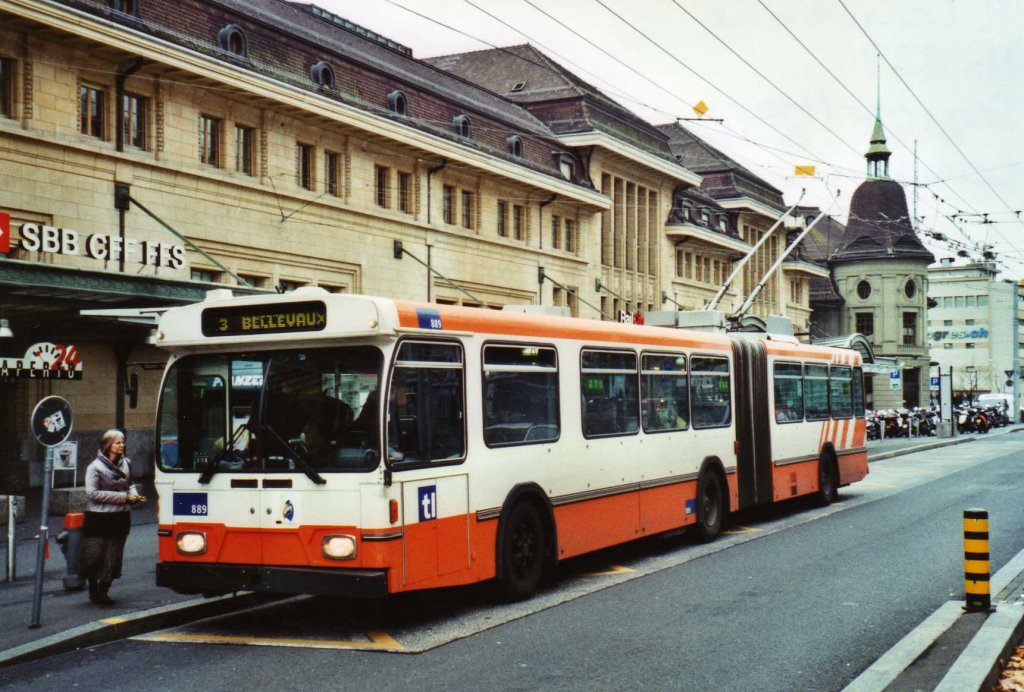 TL Lausanne Nr. 889 Saurer/Hess Gelenktrolleybus (ex TPG Genve Nr. 660) am 19. November 2009 Lausanne, Bahnhof