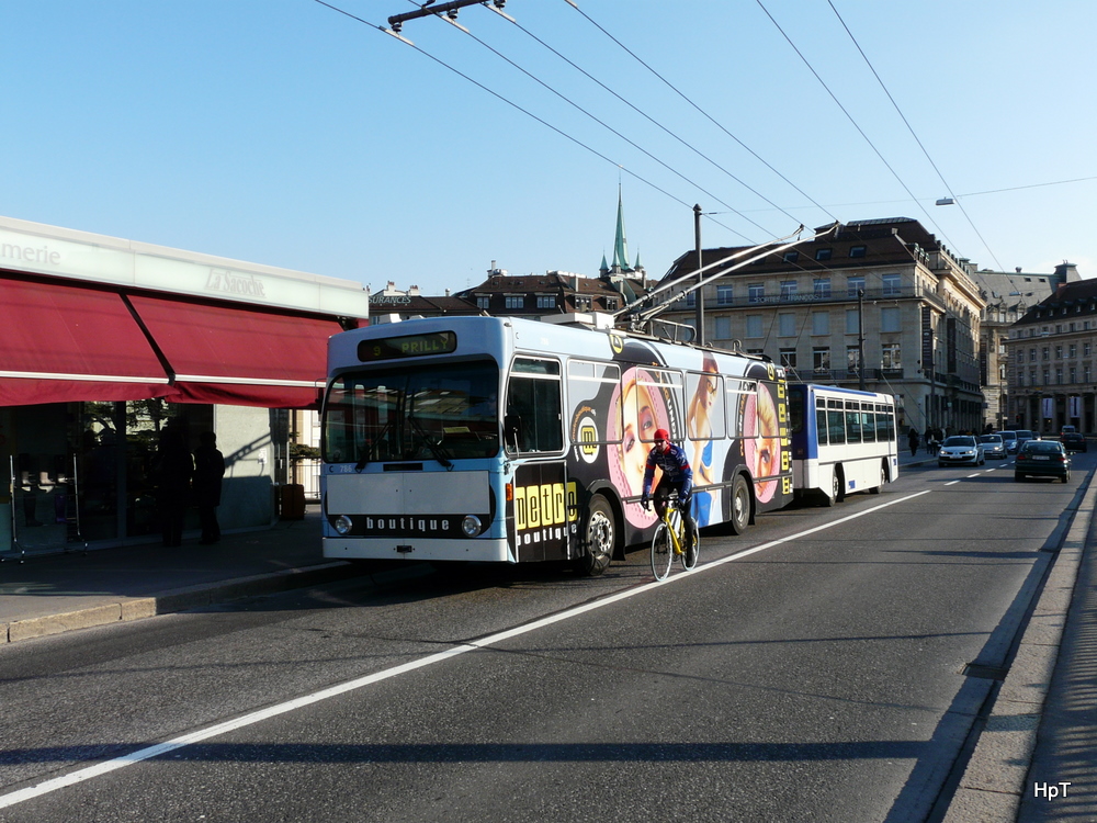 TL - NAW Trolleybus Nr.786 unterwegs auf der Linie 9 in der Stadt Lausanne zusammen mit einem Schnellen Fahrradfahrer der unbedingt noch mit aufs Foto wollte am 22.01.2011