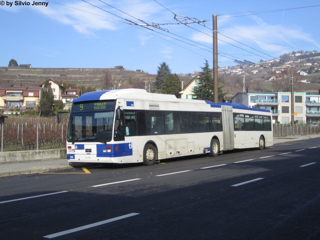tl Nr. 548 (Van Hool AG300) am 29.12.2012 in Lutry, Corniche. An Wochenenden waren auf der Linie 9 sehr oft Autobusse unterwegs. Mit der Ablieferung der neuen Swisstrolley 4 soll dies der Vergangenheit angehren.