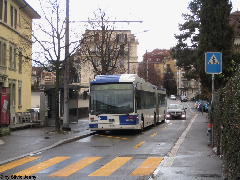 tl Nr. 553 (Van Hool AG300) am 15.12.2012 in Lausanne, Druey-Collge. Seit dem Fahrplanwechsel fahren nicht mehr viele Autobusse auf der Linie 1. Mit dem Einsatz der neuen Swisstrolley 4 im Laufe des Jahres 2013 soll die Linie 1 wieder vollstndig elektrisch gefahren werden.