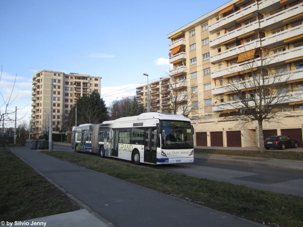 tl Nr. 573 ''Le tram arrive!'' (Van Hool New AG 300) am 29.12.2012 in Lausanne, Desert. Der Wagen wirbt fr die neue Tram-Linie Renens - Lausanne-Flon, die 2018 erffnet werden soll. Wie in vielen anderen Stdten folgte man in Lausanne dem Trend whrend der Zwischenkriegszeit die Tramlinien durch Trolleybusse zu ersetzen. Nun ist man aber auch in Lausanne zur Einsicht gekommen, dass dies ein Fehler war. 