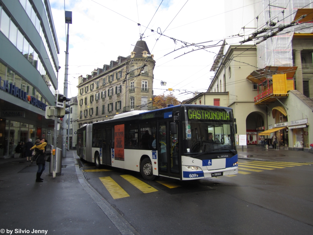 tl Nr. 609 (Neoplan Centroliner Evolution N4522) am 6.11.2012 in Lausanne, Rue Neuve auf der Linie 2. Da die Linie 2 an der Expo Beaulieu vorbeifhrt, zeigen die Busse der Linie 2 jeweils an, wenn dort eine Messe standfindet.