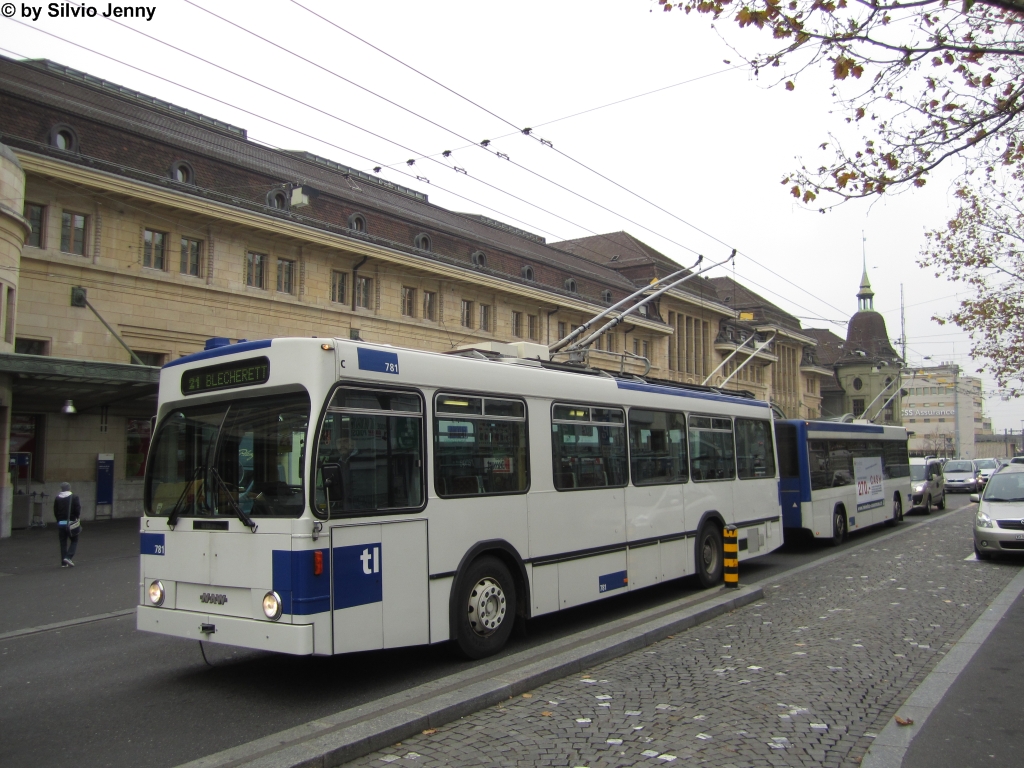 tl Nr. 781+924 (NAW/Lauber + Hess/Lanz&Marti) am 14.11.2012 beim Bhf. Lausanne.