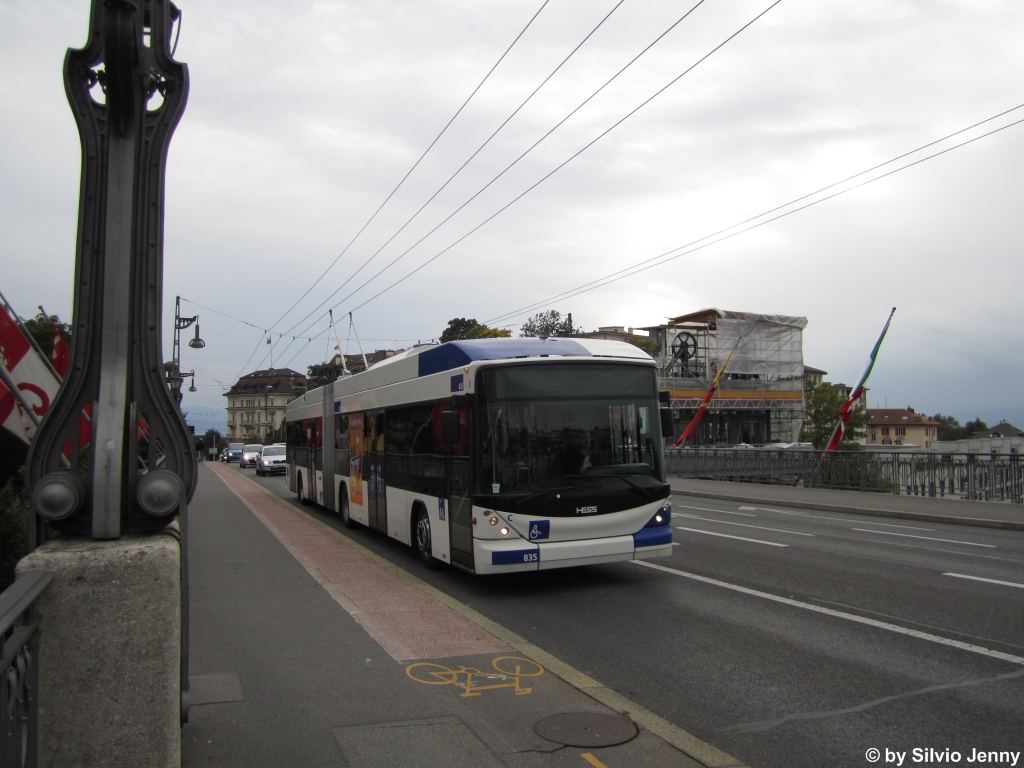 tl Nr. 835 (Hess Swisstrolley 3 BGT-N2C) am 4.10.2012 auf der Pont Chauderon