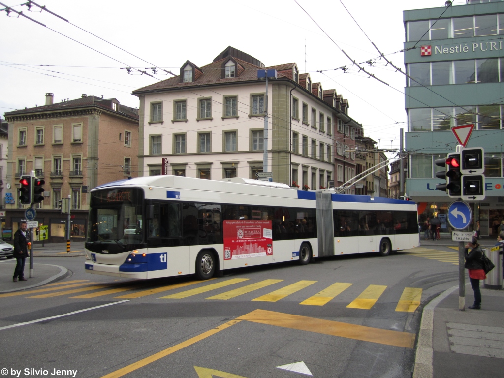 tl Nr. 851 (Hess Swisstrolley 3 BGT-N2C) am 4.10.2012 in Lausanne, Rue Neuve.