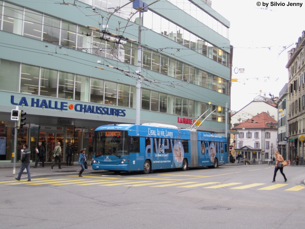 tl Nr. 860 ''Lavey'' (Hess Swisstrolley 3 BGT-N2C) am 12.10.12 in Lausanne, Rue Neuve
