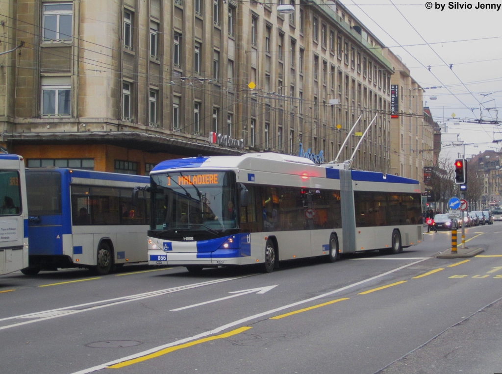 tl Nr. 866 (Hess Swisstroley 4 BGT-N2C) am 22.12.2012 in Lausanne, Bel-Air. Bei diesem Fahrzeug handelt es sich um den neuen Swisstrolley 4. Designmssig ist er in Lausanne nur an dem minim hherern Blau-Anteil auf der Front zu erkennen. Aber der Swisstrolley 4 soll auch in einem Tram-hnlichen Design erhltlich sein.