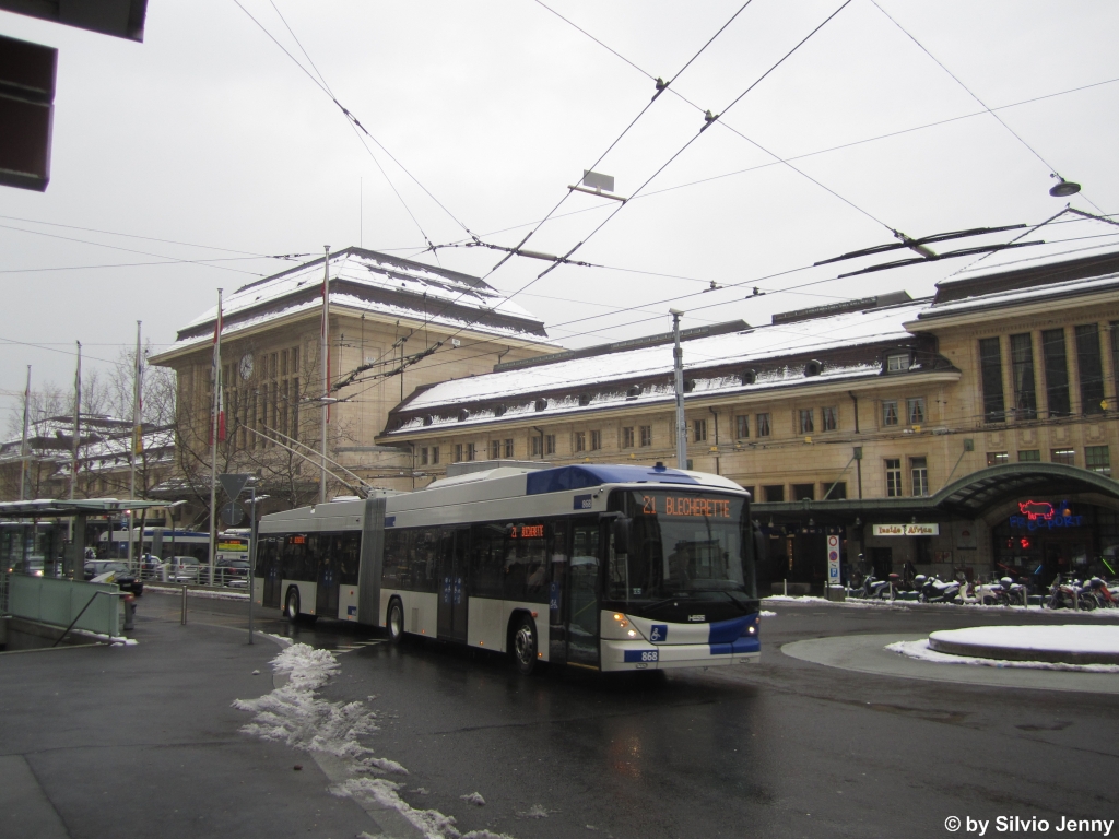 tl Nr. 868 (Hess Swisstrolley 4 BGT-N2C) am 12.2.2013 beim Bahnhof Lausanne. 