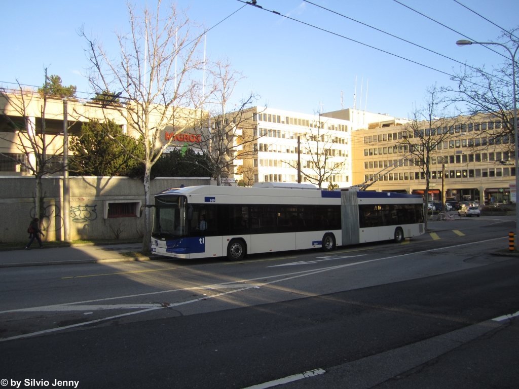 tl Nr. 869 (Hess Swisstrolley 4 BGT-N2C) in Lausanne, Bergires. Mit den neuen St4 sollen die Anhngerzge von 54 auf 30 Einheiten reduziert und deren Einsatz auf die Linie 7 und 9 konzentriert werden. Die Linie 1, 2, die hier zu sehende Li. 21 und 25 sollen vollstndig auf Gelenktrolleys umgestellt werden.