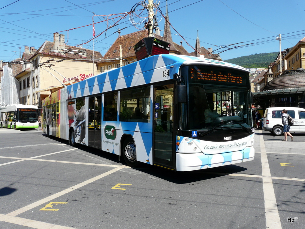 TN Neuchtel - Hess-Swisstrolley BGT-N2C Nr.134 unterwegs in der Stadt Neuchtel am 18.05.2011