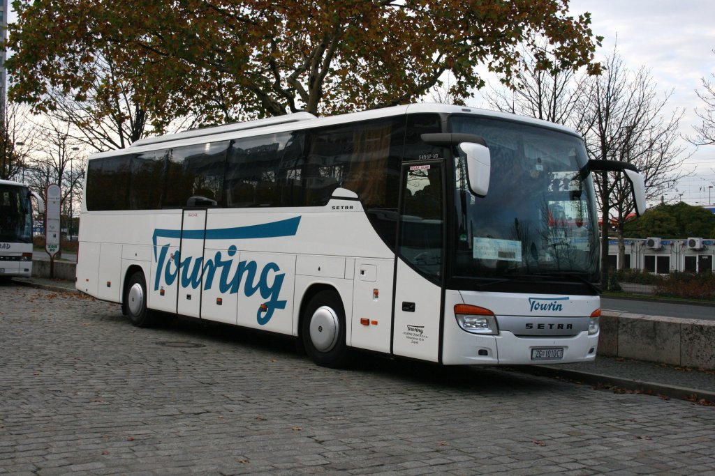 Touring (ZG 1010 CT) fhrt die Strecke Dortmund Frankfurt Zagreb.
Hier am ZOB Dortmund.
31.10.2009 