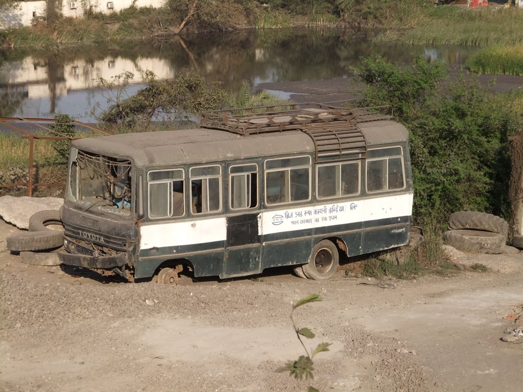 TOYOTA Bus, abgestellt (2012 Indien)