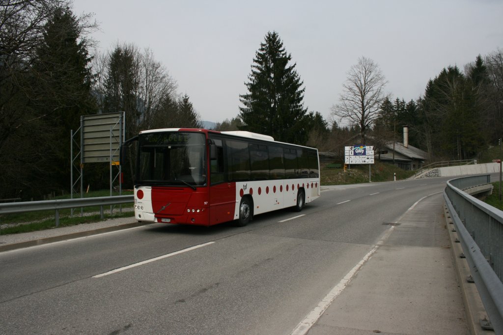 TPF, Fribourg, Nr. 97 (FR 300'321, Volvo 8700LE, 2007) am 23.4.2010 unterwegs bei Charmey. 