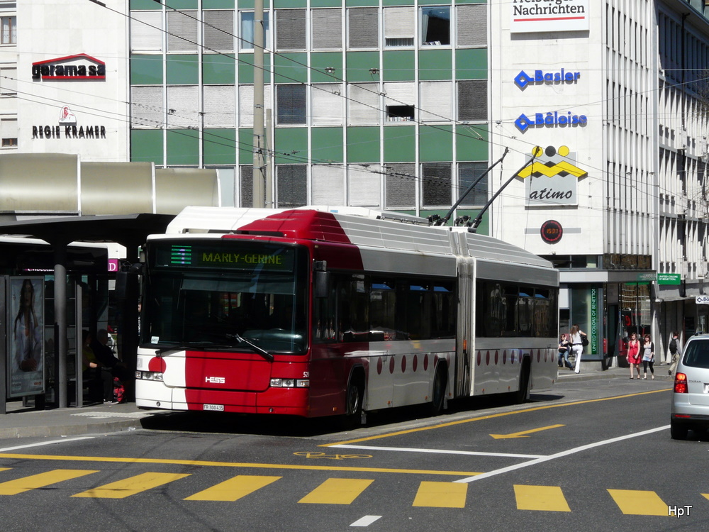tpf - Hess-Swisstrolleybus  Nr.520  FR 300435 bei der Haltestelle vor dem Bahnhof in Fribourg am 09.04.2011