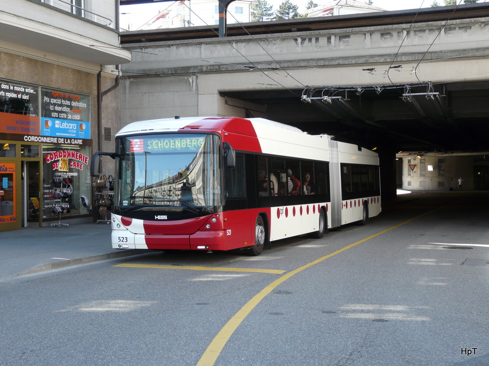 tpf - Hess-Swisstrolleybus Nr.523 bei der Haltestelle neben dem Bahnhof in Fribourg am 09.04.2011

