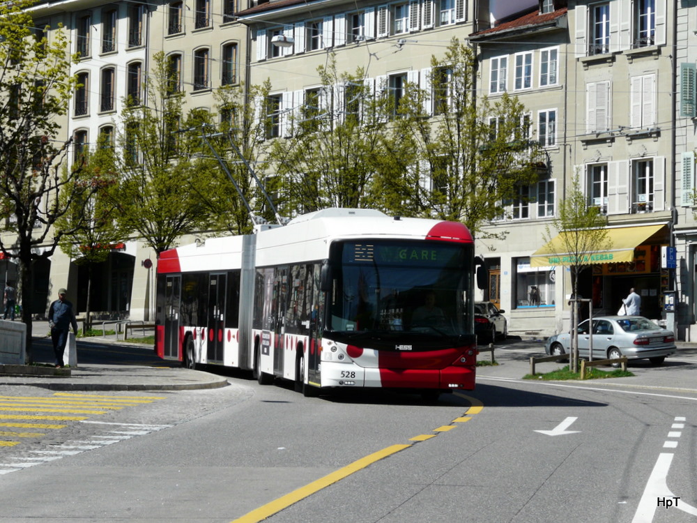 tpf - Hess-Swisstrolleybus Nr.528 unterwegs in der Stadt Fribourg am 09.04.2011