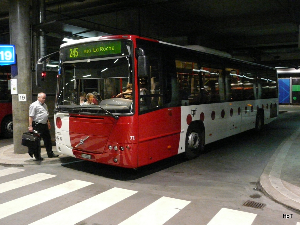 tpf - Volvo 8700 Nr.71  FR 300307 in den Unterirdischen Bushaltestellen im Bahnhof Fribourg am 09.04.2011
