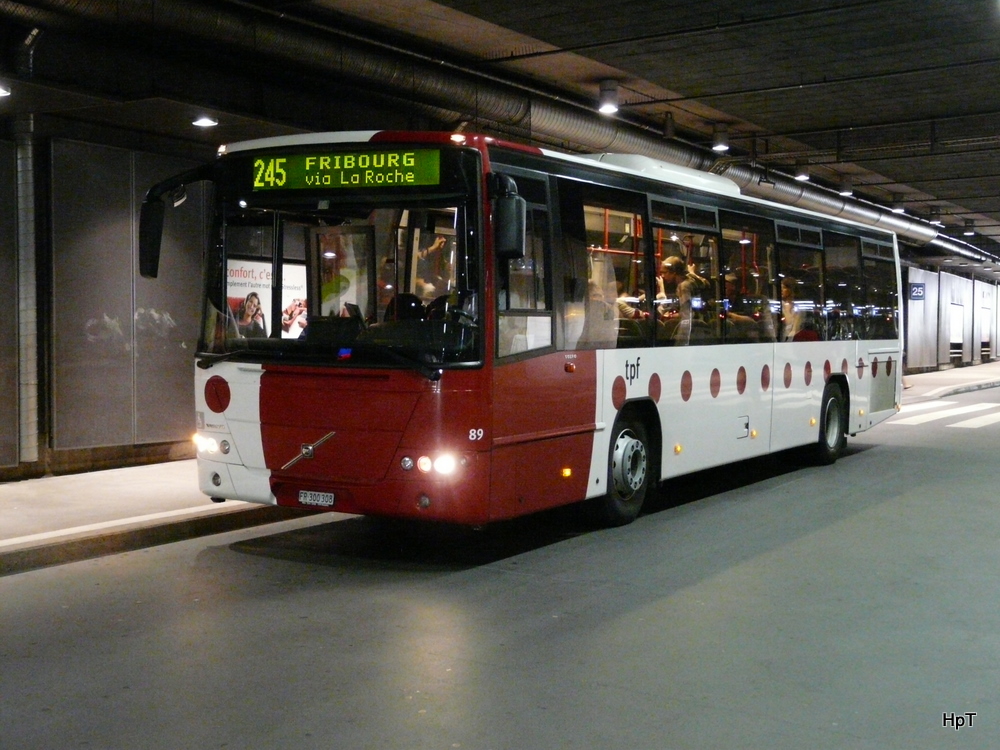 tpf - Volvo 8700 Nr.89  FR 300322 in den Unterirdischen Bushaltestellen im Bahnhof Fribourg am 09.04.2011
