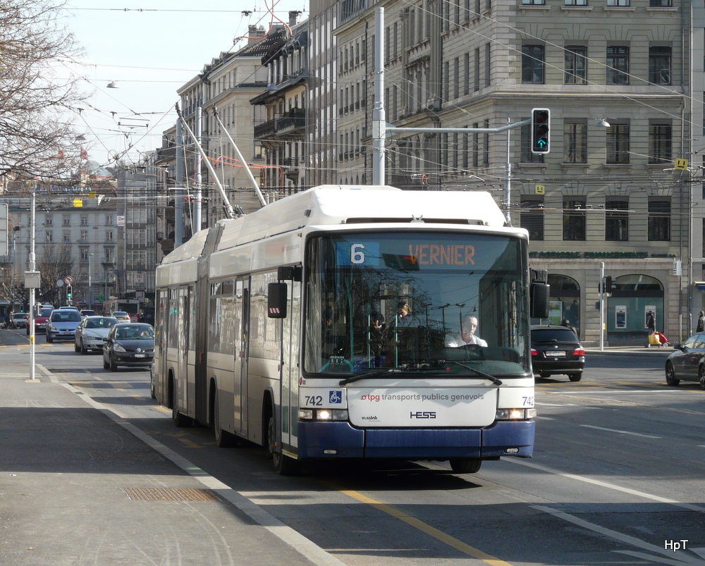 TPG Genf - Hess-Swisstrolleybus BGT-N2C  Nr.742 unterwegs auf der Linie 6 in der Stadt Genf am 18.02.2012