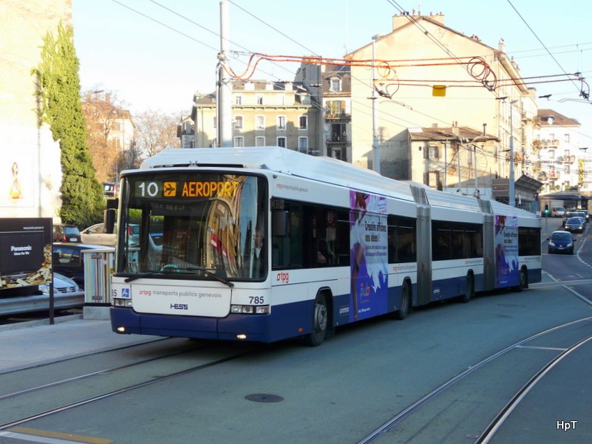 TPG - Hess-Swisstrolley BGGT-N2C Nr.785 unterwegs auf der Linie 10 in der Stadt Genf am 11.12.2009