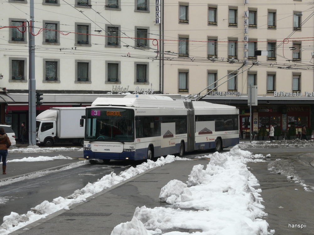 tpg - Hess-Swisstrolley BGT-N2C  Nr.748 unterwegs auf der Linie 3 in der Stadt Genf am 14.02.2013