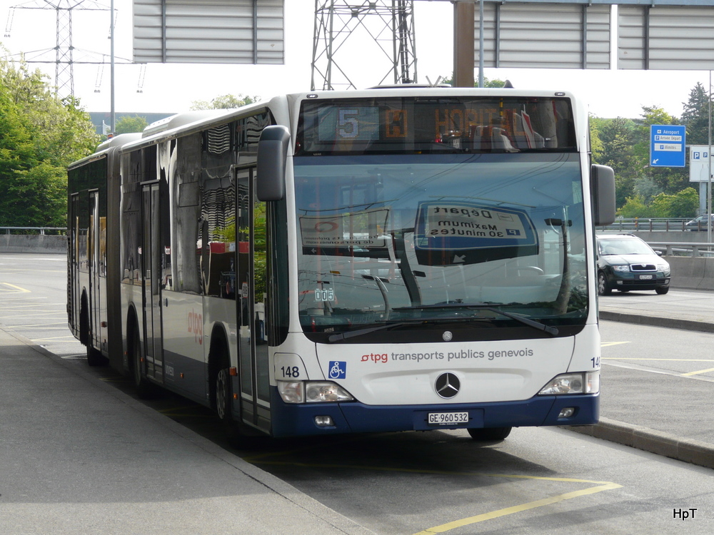 TPG - Mercedes Citaro Nr.148 GE 960532 unterwegs auf der Linie 5 bei der Haltestelle neben dem Flughafen in Genf am 07.05.2011