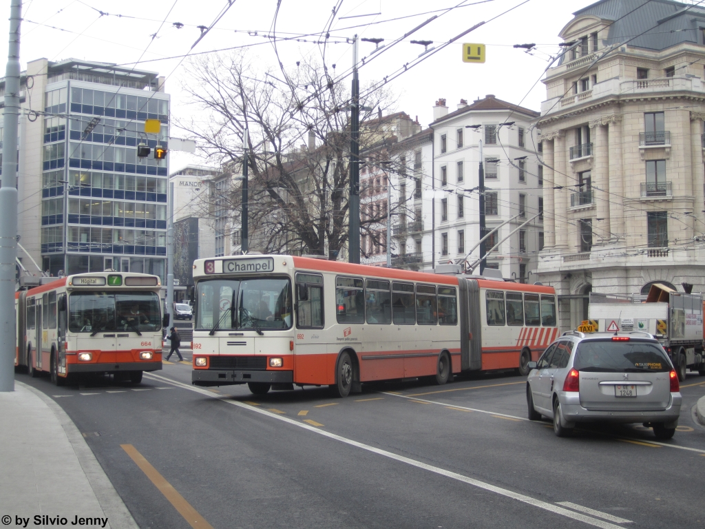 tpg Nr. 664 (Saurer/Hess) + 692 (NAW/Hess) am 7.3.2013 in Genf, Bel-Air. Diese beiden Fahrzeugtypen sollten im Laufe des Jahres 2013 durch neue Trolleybusse von VanHool ersetzt werden.