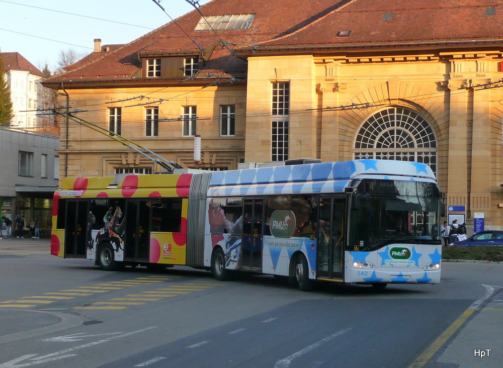 trn La Chaux de Fonds - Solaris Trolleybus Nr.142 unterwegs auf der Linie 4 beim Bahnhof von La Chaux de Fonds im Abendlicht am 22.03.2011