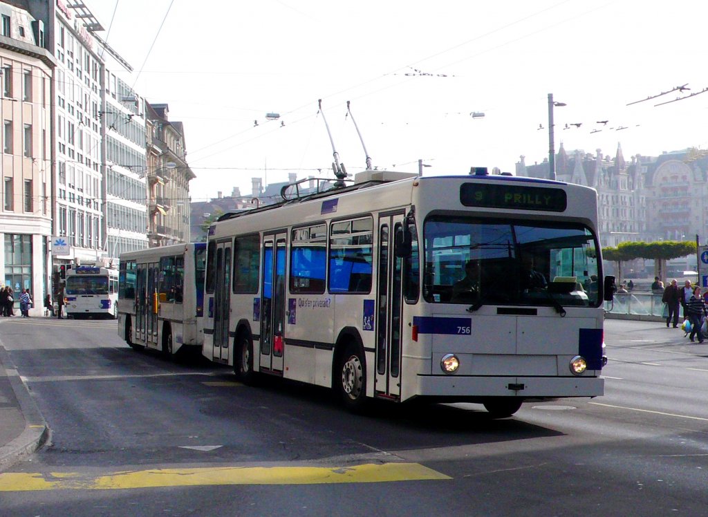 Trolleybus 756 mit Hess Niederflur-Anhnger beim Place Bel-Air
am 31.10.09