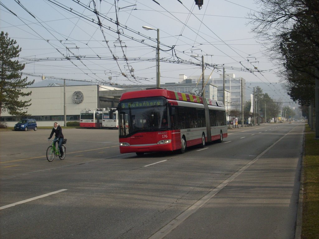 Trollino Nr. 176 fhrt am 5.3.2011 auf der Linie 3 am Busdepot Grzefeld vorbei.