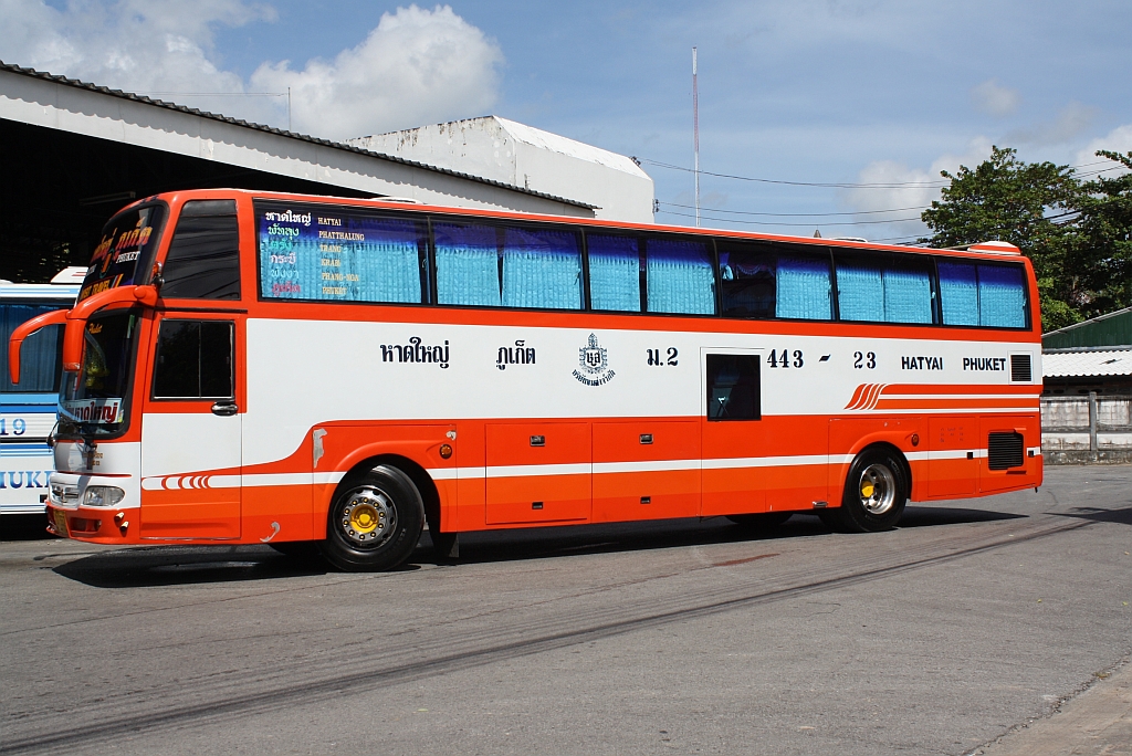 berlandbus mit Nr. 443-23 am 24.Oktober 2010 im Bus-Terminal von Phuket Town.

