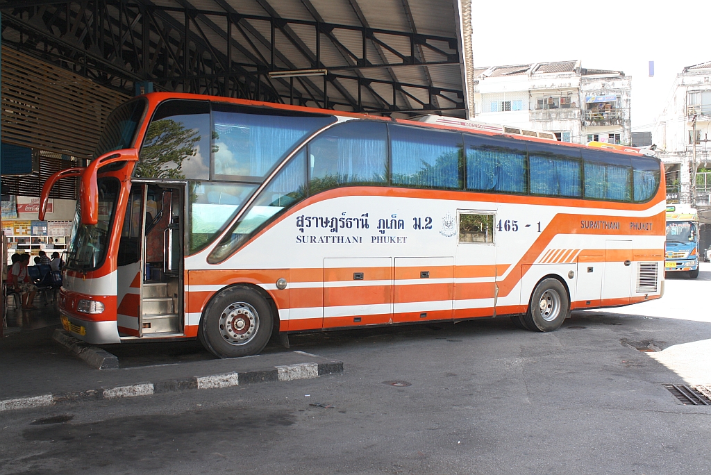 berlandbus mit Nr. 465-1 am 24.Oktober 2010 im Bus-Terminal von Phuket Town.