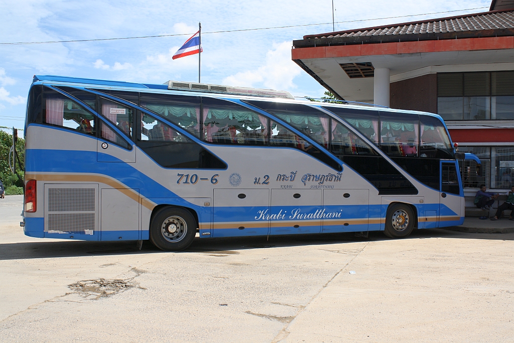 berlandbus mit Nr. 710-6 am 24.Oktober 2010 im Bus-Terminal von Krabi.