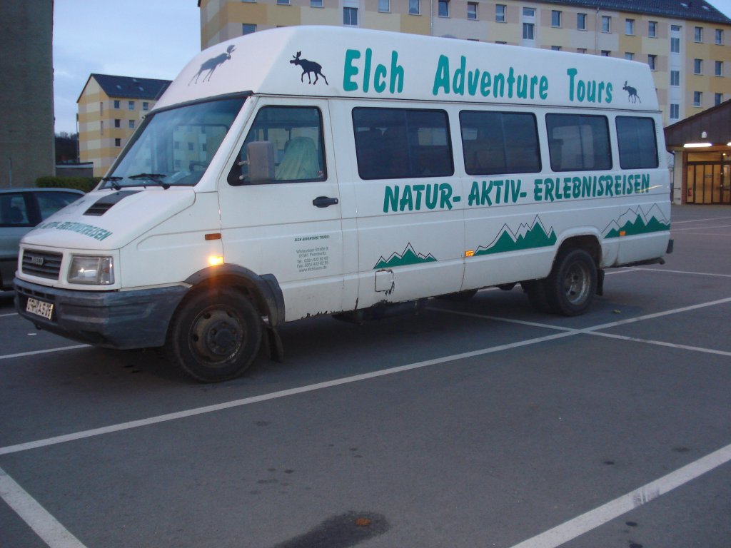 unbekannter IVECO-Bus von Elch Adventure Tours in Freital vor dem ALDI-MARKT