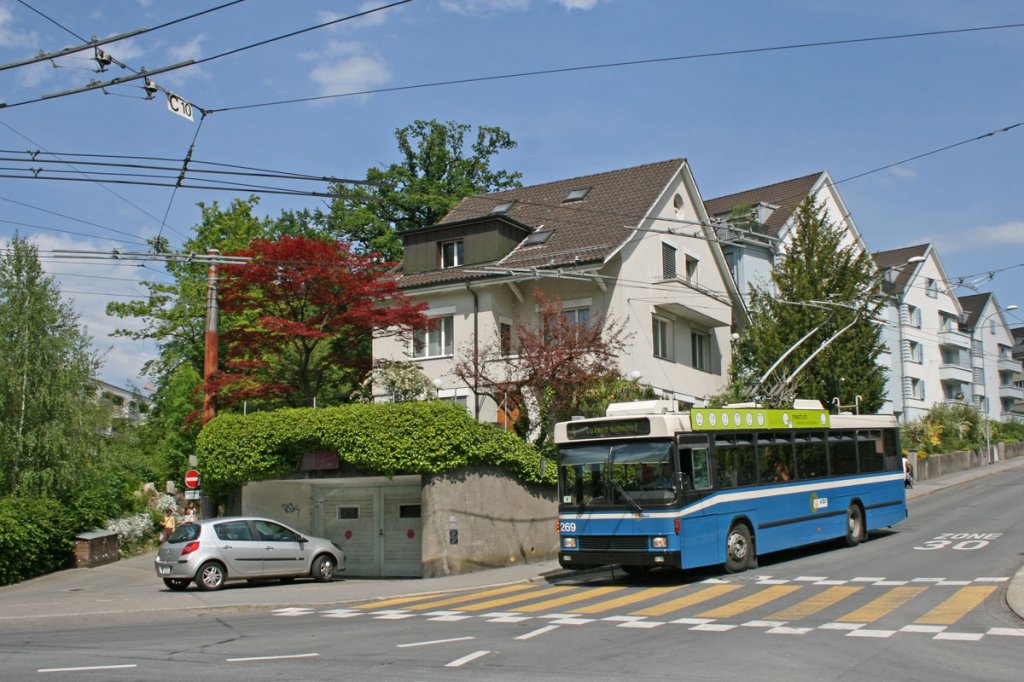 Unterwegs auf Luzerns einziger Trolleybuslinie, welche noch von Solotrolleybussen bedient wird: der Lnie 4. Hier der NAW/Hess/Siemens BT 5-25 Nr 269 am 25. Mai 2010 bei der Verzweigung Breitenlachen. Der obere linke Bildrand zeigt es, hier zweigte bis 2005 die Linie 5 ab.