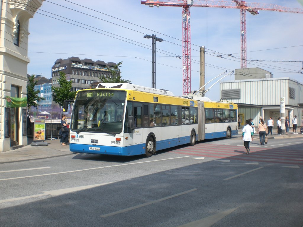 Van Hool AG 300 T auf der Linie 681 nach Solingen Hsten an der Haltestelle Solingen Graf-Wilhem-Platz.(4.7.2012)


