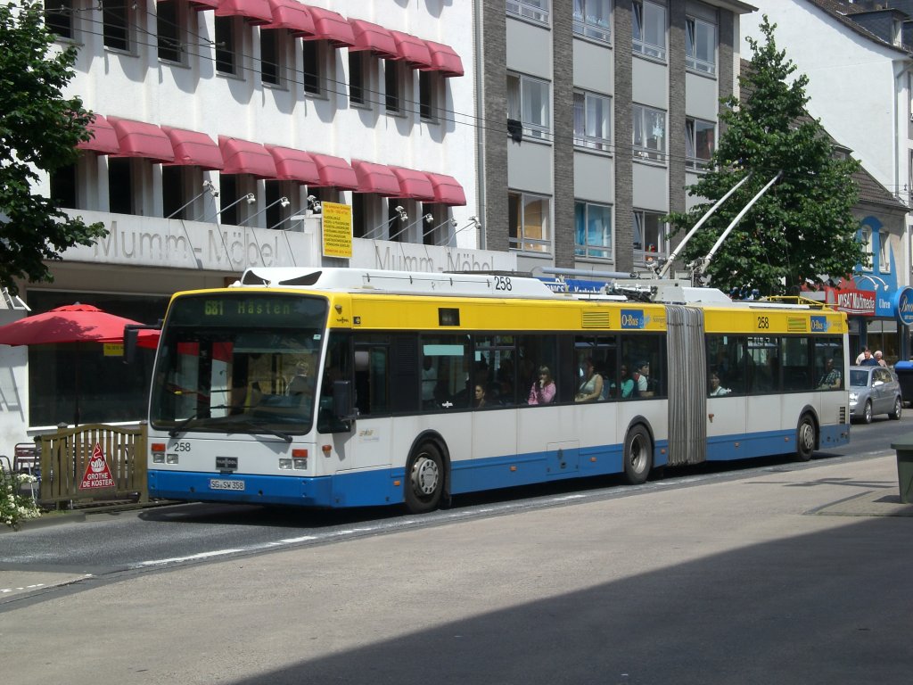 Van Hool AG 300 T auf der Linie 681 nach Hsten an der Haltestelle Solingen Mhlenplatz.(4.7.2012)
 
