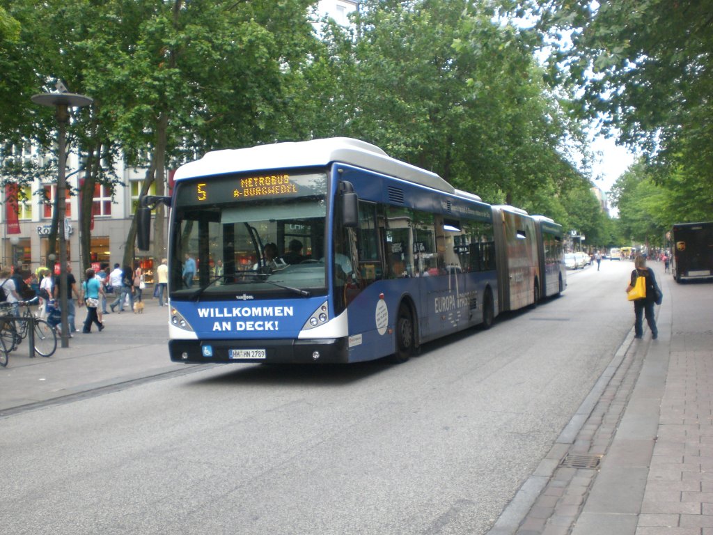 Van Hool AGG 300 auf der Linie 5 nach Bahnhof Burgwedel an der Haltestelle Gerhard-Hauptmann-Platz.