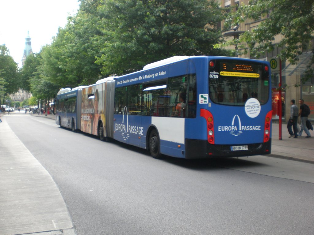 Van Hool AGG 300 auf der Linie 5 nach Bahnhof Burgwedel an der Haltestelle Gerhard-Hauptmann-Platz.