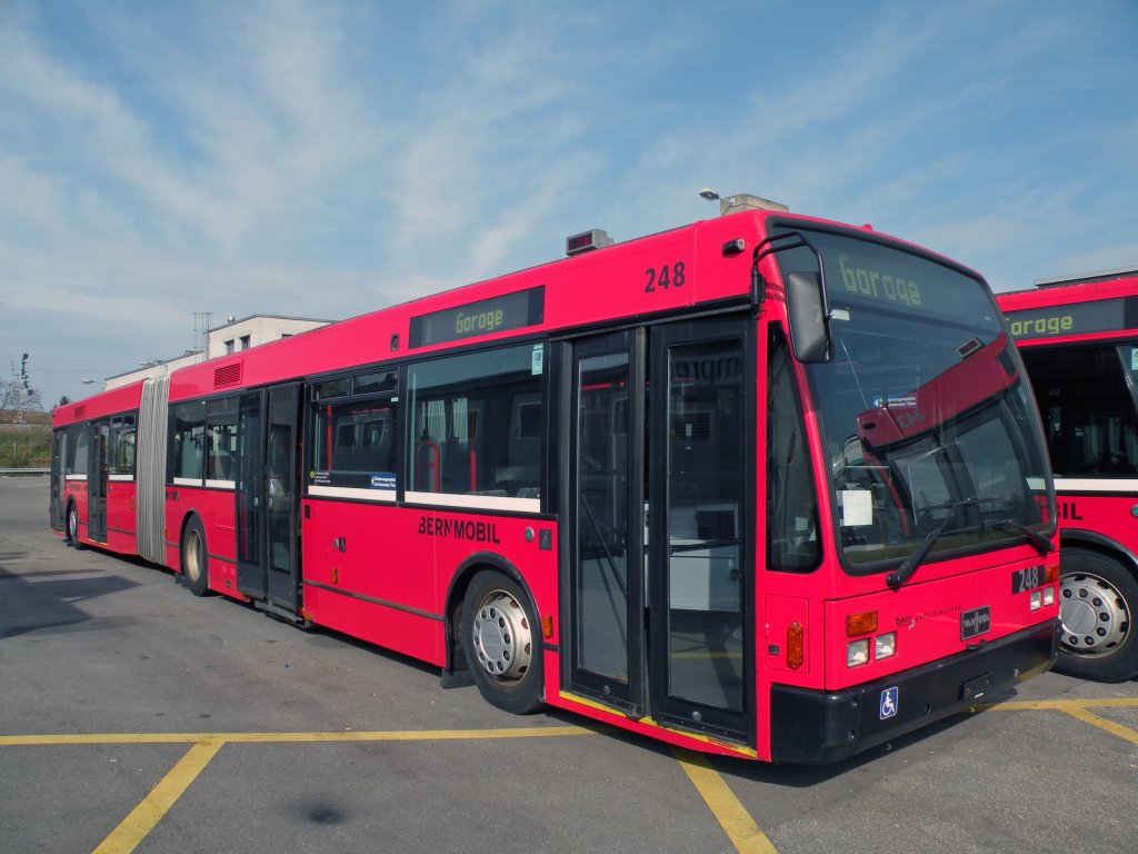 Van Hool Buse der Serie 241 - 249 von Bernmobil sind alle bei der BVB eingetroffen, wo sie whrend den grossen Baustellen in Pratteln und Riehen als Tramersatzbusse eingesetzt werden. Hier wartet der Bus 248 auf seine Umnummerierung. Die Aufnahme stammt vom 29.03.2012. 