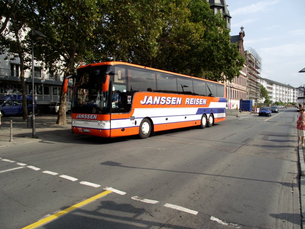 Van Hool Reise Bus am 11.09.11 in Frankfurt am Main 