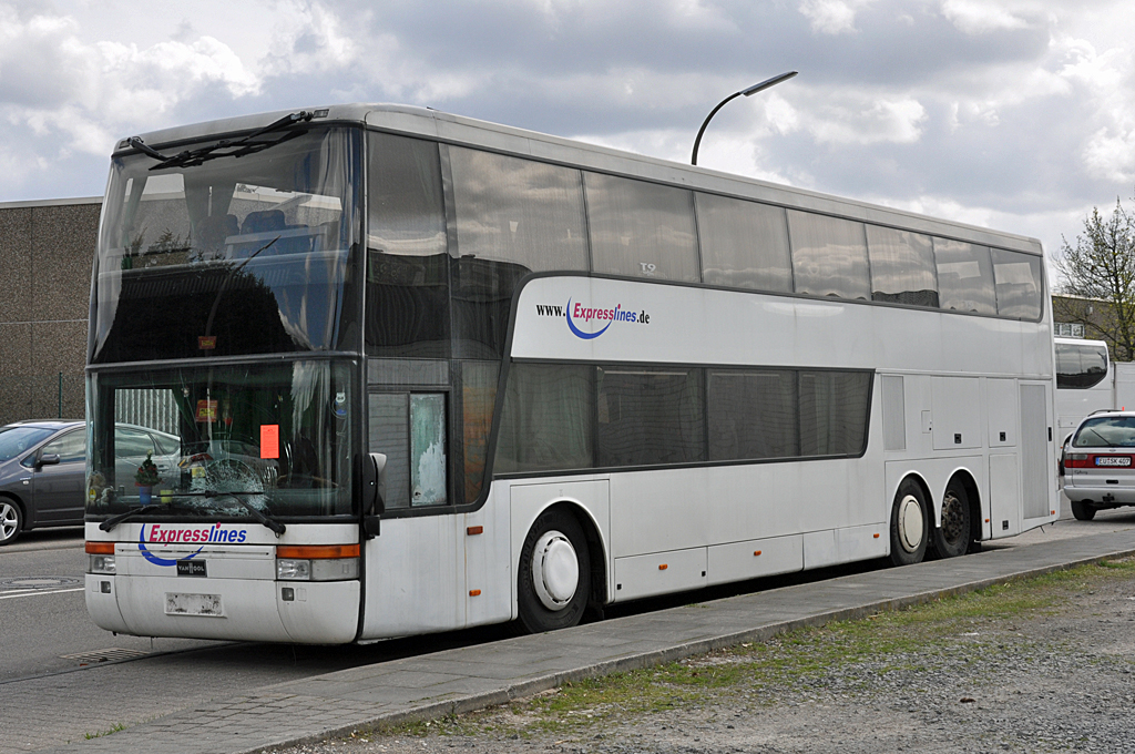 Van Hool  Schrottreisebus , illegal ohne Kennzeichen in Heimerzheim abgestellt. Rote Ordnungsamtanzeige klebt schon auf der beschdigten Frontscheibe - 19.04.2013